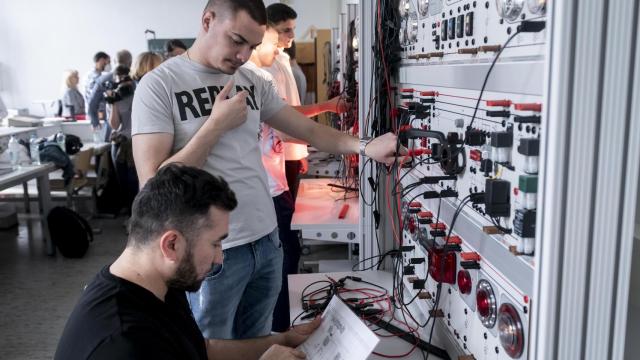 Alumnos de FP dual alemana durante su estancia en la escuela.