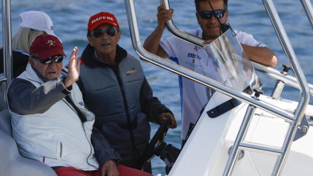 El Rey emérito Juan Carlos I, este viernes junto a la tripulación del 'Bribón', en el trofeo InterRías de Sanxenxo.