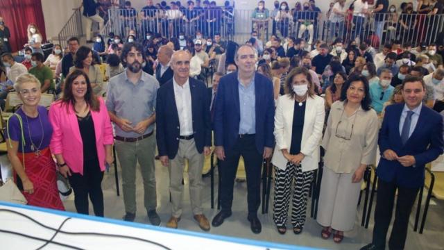 El alcalde de Sevilla, durante la feria, celebrada en el Polígono Sur.
