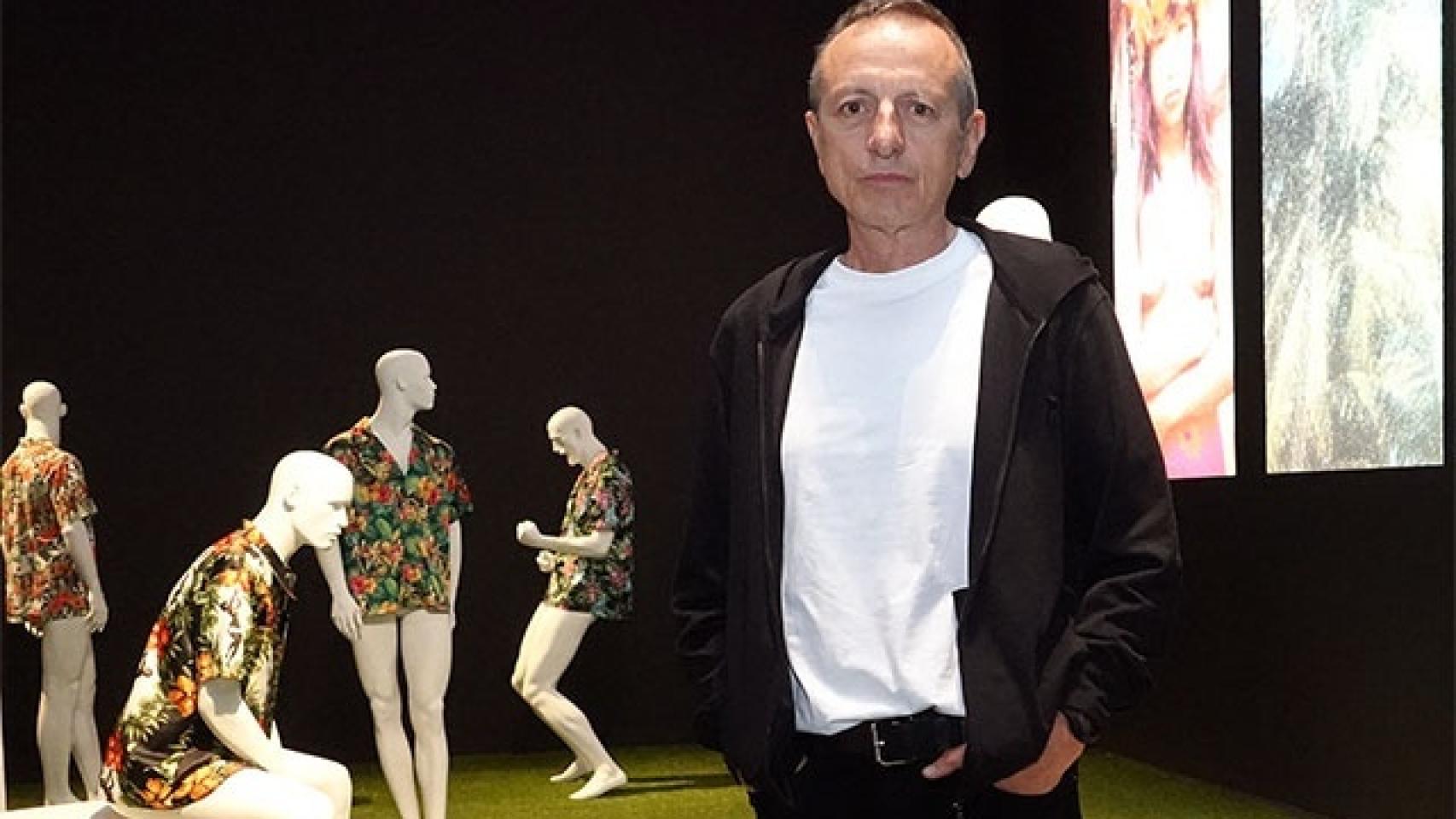 Rogelio López Cuenca posa junto a la instalación 'Las Islas'.