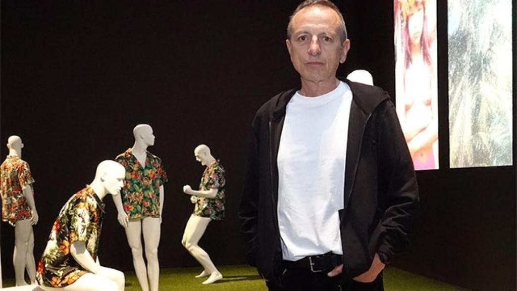 Rogelio López Cuenca posa junto a la instalación 'Las Islas'.
