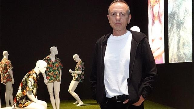 Rogelio López Cuenca posa junto a la instalación 'Las Islas'.