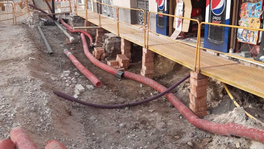 Imagen de la estructura metálica apoyada sobre ladrillos en la zona de Carretería.