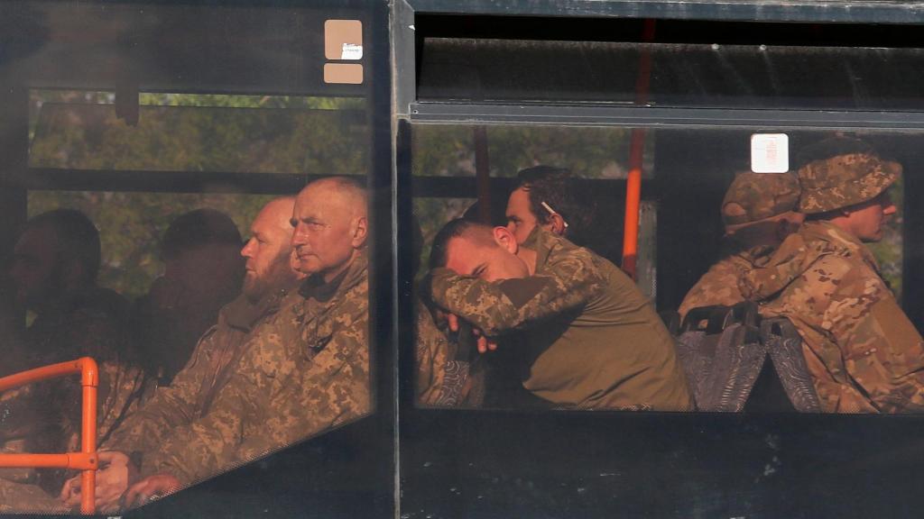 Los autobuses que transportan a los miembros del servicio ucraniano Azovstal salen de Mariupol