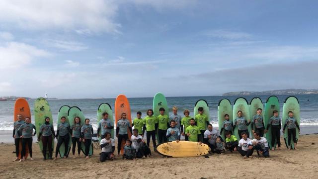 Los jóvenes participantes en la acción solidaria.