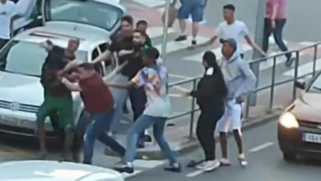Captura de pantalla de una pelea multitudinaria el pasado domingo en el barrio del Erm de Manlleu.