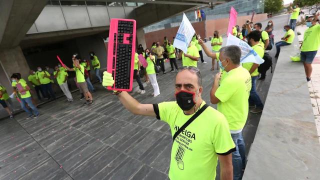 Lluvia de zascas a un tuitero que explica 'lo caro' que es pagarle a un trabajador 2.000 euros