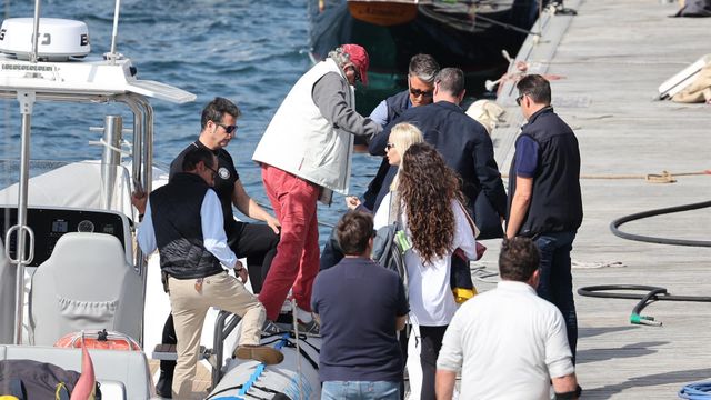Juan Carlos I desembarca de la lancha auxiliar con ayuda de la tripulación.