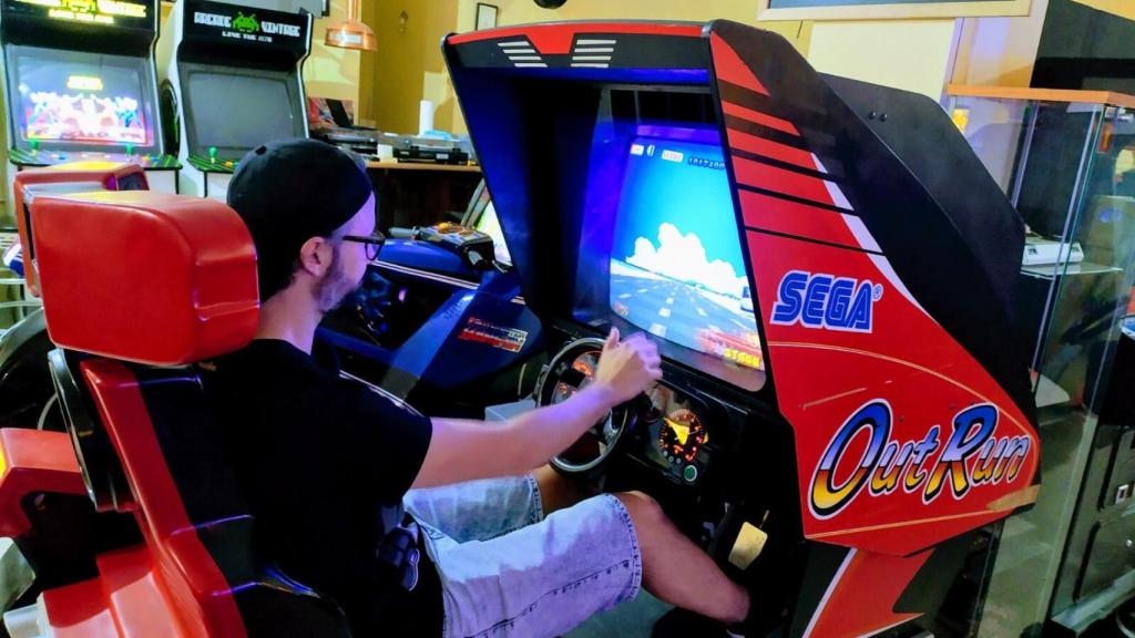Un joven se divierte con una de las máquinas del Arcade Vintage.