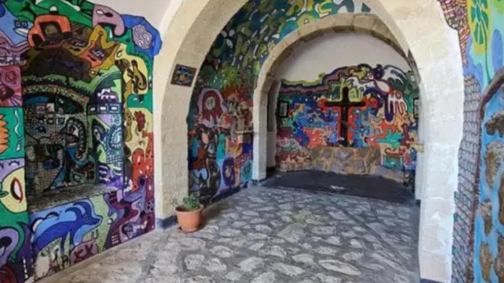 El interior de la ermita, pintada por este hombre.