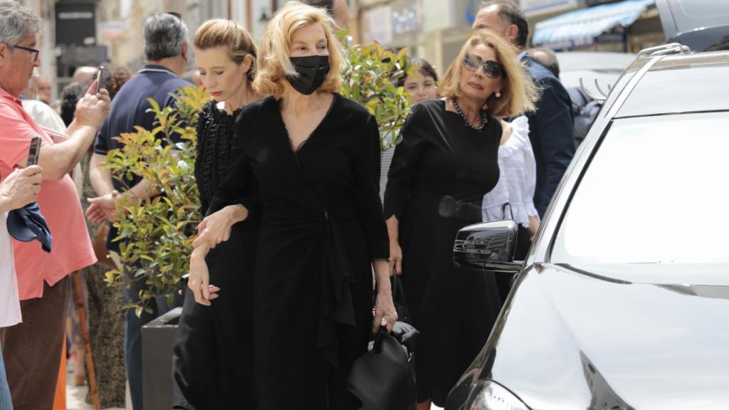 La viuda de Miguel Báez 'El Litri' llegando a la iglesia este sábado, de negro riguroso.