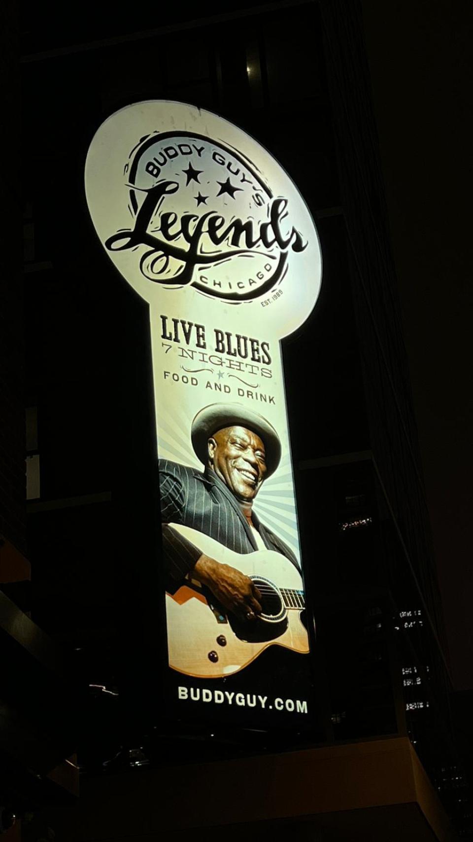 El cartel del club de Buddy Guy en Chicago, abajo la cola para entrar.