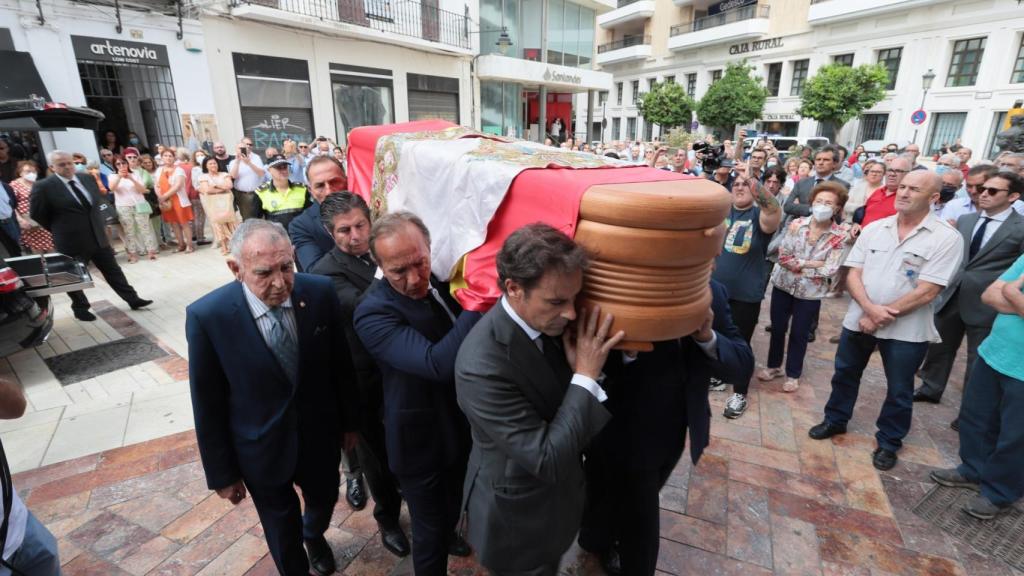 Miguel Báez Spínola, hijo del torero, introduciendo el féretro en la iglesia.