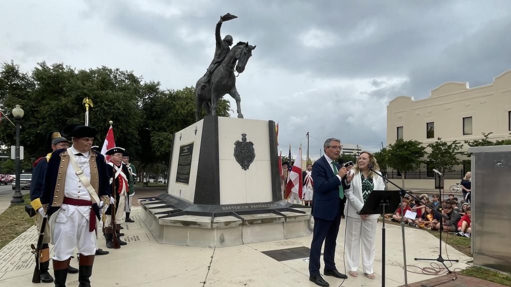 Francisco Salado anuncia en Pensacola la concesion del titulo de hijo predilecto de la provincia a Bernardo de Gálvez.
