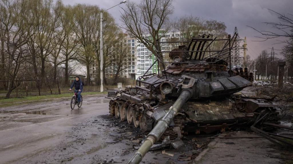 Imagen de archivo de un tanque ruso destruido en las calles de Chernígov, en Ucrania