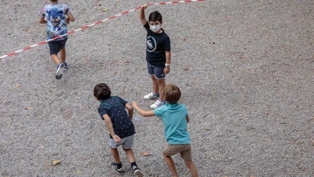 Varios niños juegan en un colegio durante el recreo.