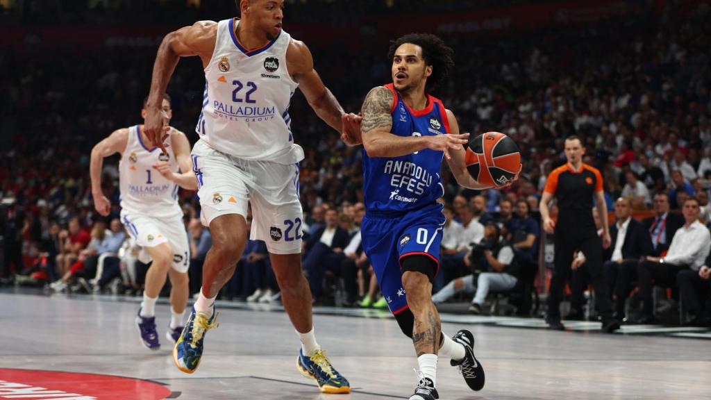 Shane Larkin, presionado por  Walter Tavares