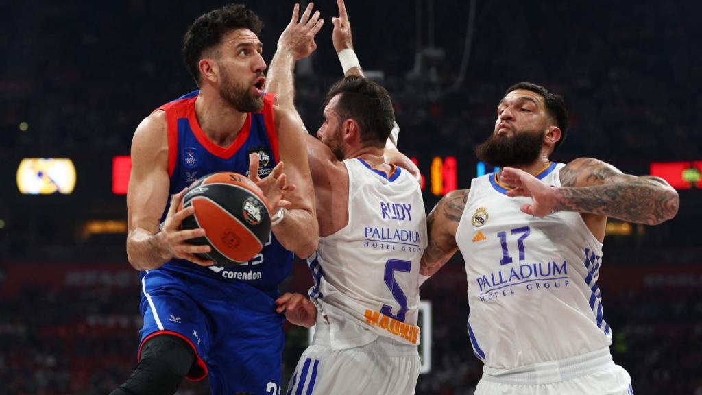 Vasilije Micic, presionado por Rudy Fernandez y Vincent Poirier