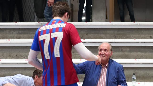 Juan Carlos I abrazando a su nieto Pablo Urdangarin tras el partido.