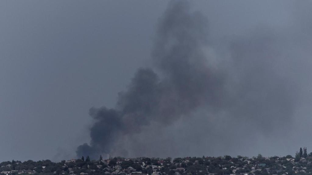 Imagen del humo que desprende una zona residencial en la zona de Kharkiv este sábado 21 de mayo