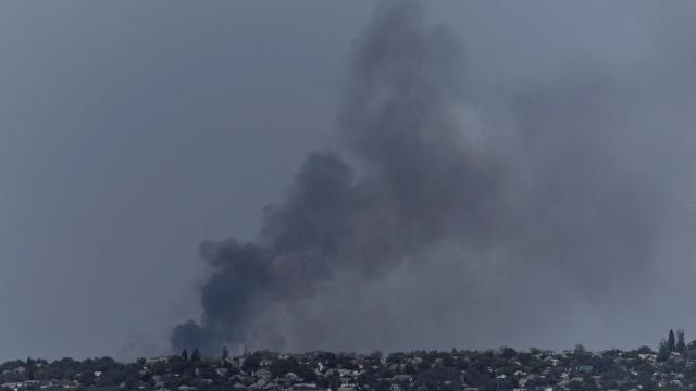 Imagen del humo que desprende una zona residencial en la zona de Kharkiv este sábado 21 de mayo