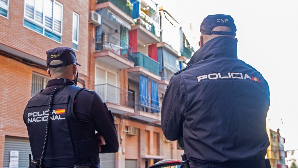 Foto de archivo de dos agentes de la Policía Nacional de Alicante.