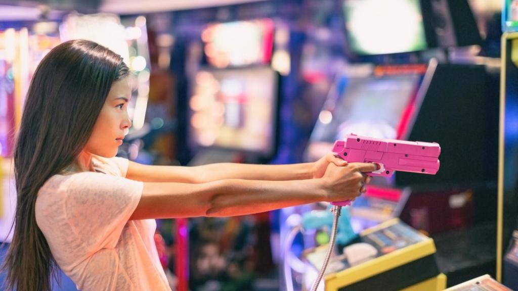Una chica se divierte en un salón de recreativos.