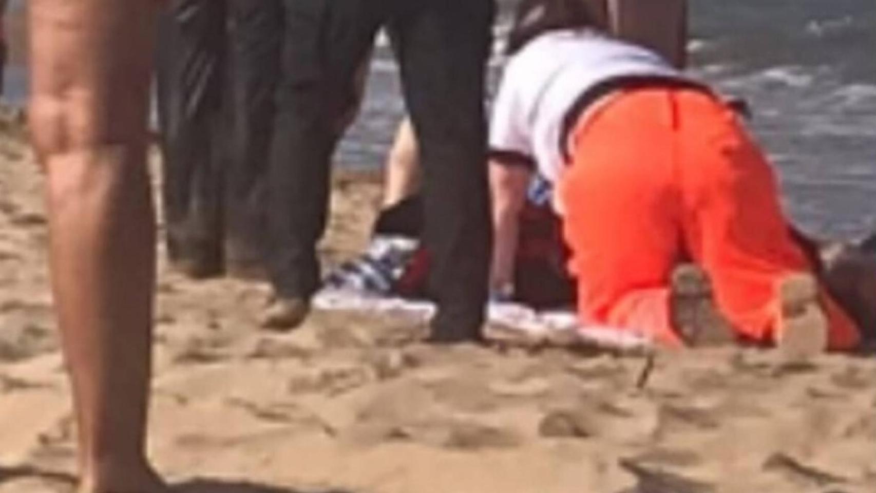 Imagen del suceso del pasado jueves cuando una madre y otro bañista requirieron asistencia en Guardamar del Segura.