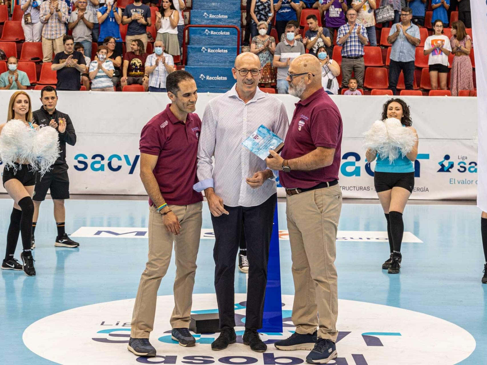 Fernando Bolea recibe el cariño de Huerta del Rey.