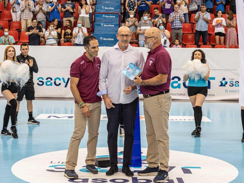 Fernando Bolea recibe el cariño de Huerta del Rey.