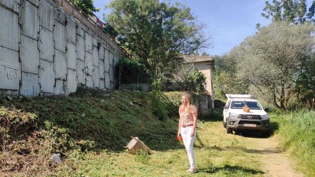 Santa Marta de Tormes se prepara para el riesgo por incendios desbrozando las orillas del Tormes