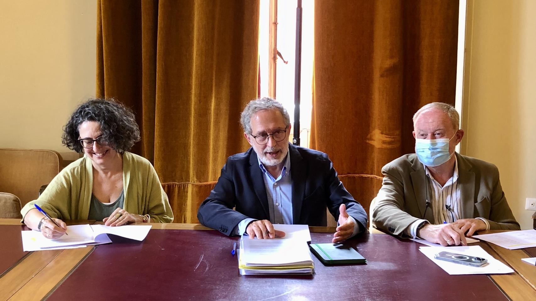 El concejal de Planeamiento Urbanístico y Vivienda, Manuel Saravia, ha presidido la Mesa de la Vivienda