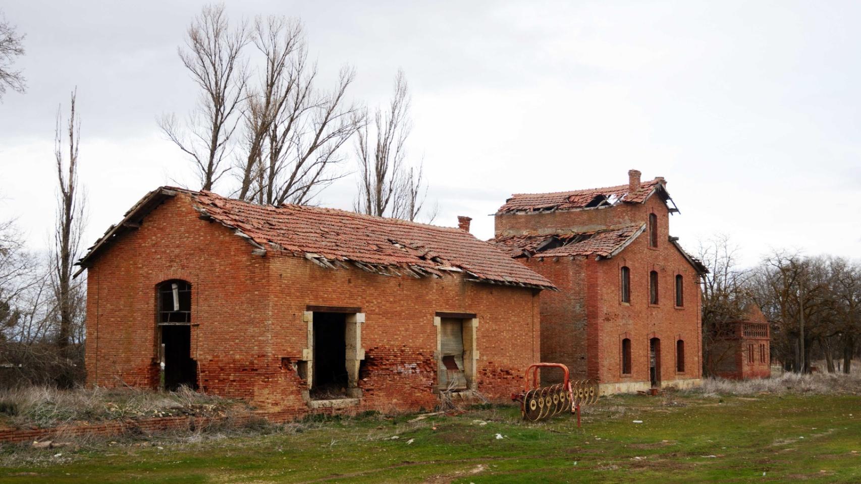 Construcciones ferroviarias olvidadas del tren burra por Tierra de Campos