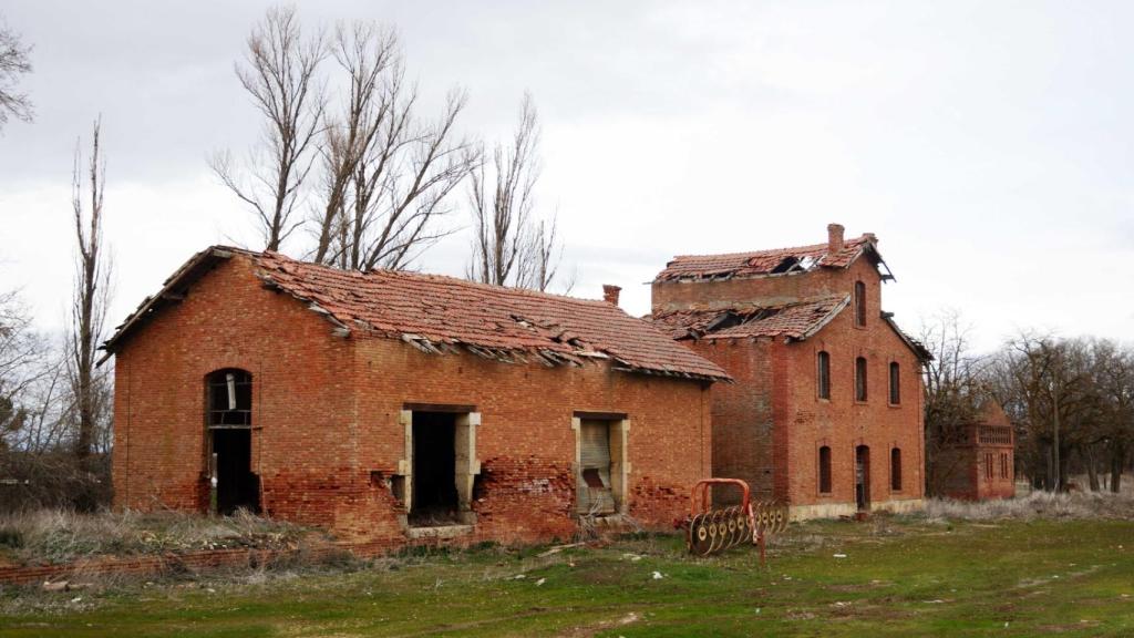 Construcciones ferroviarias olvidadas del tren burra por Tierra de Campos