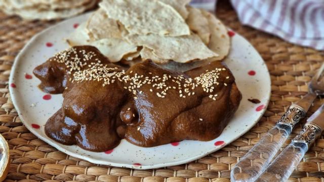 Pollo con mole, una receta mexicana con años de historia