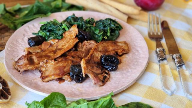 Filetes de cerdo glaseados con ciruelas, una opción diferente y divertida de comer cerdo