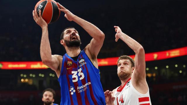 Nikola Mirotic intenta una canasta en la Final Four de Euroliga 2022 ante Olympiacos