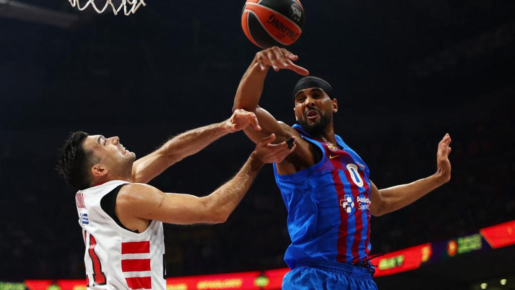 Brandon Davies pelea un rebote con Kostas Sloukas