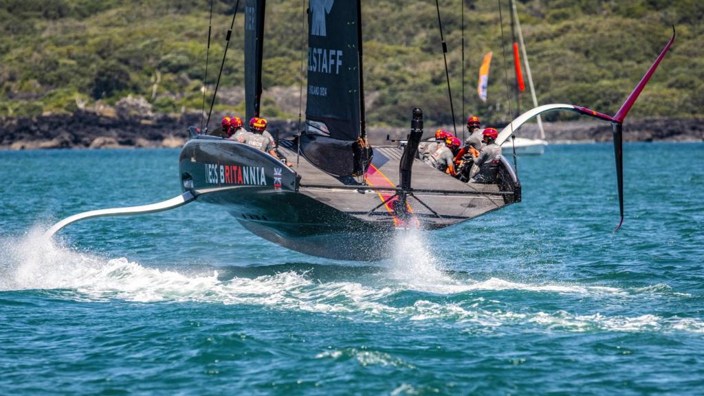 El INEOS Britannia durante la Prada Christmas Cup en Auckland, Nueva Zelanda