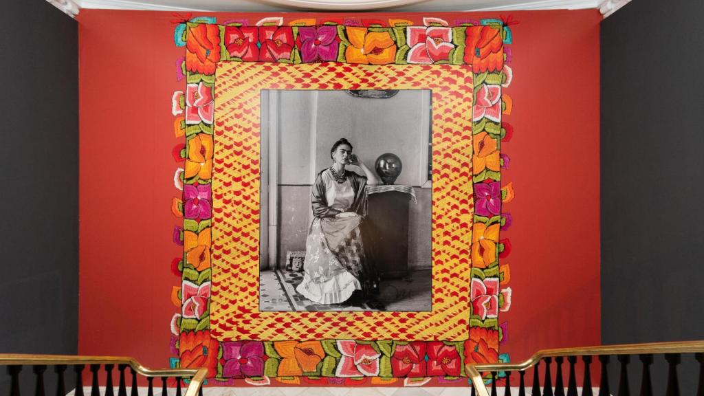 Fotografía de Frida Kahlo  en la escalera de acceso de Casa México. Fundación Casa de México