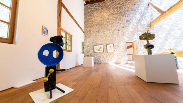 Vista de las obras de Miró en el caserío de Zabalaga. Foto: Mikel Chillida