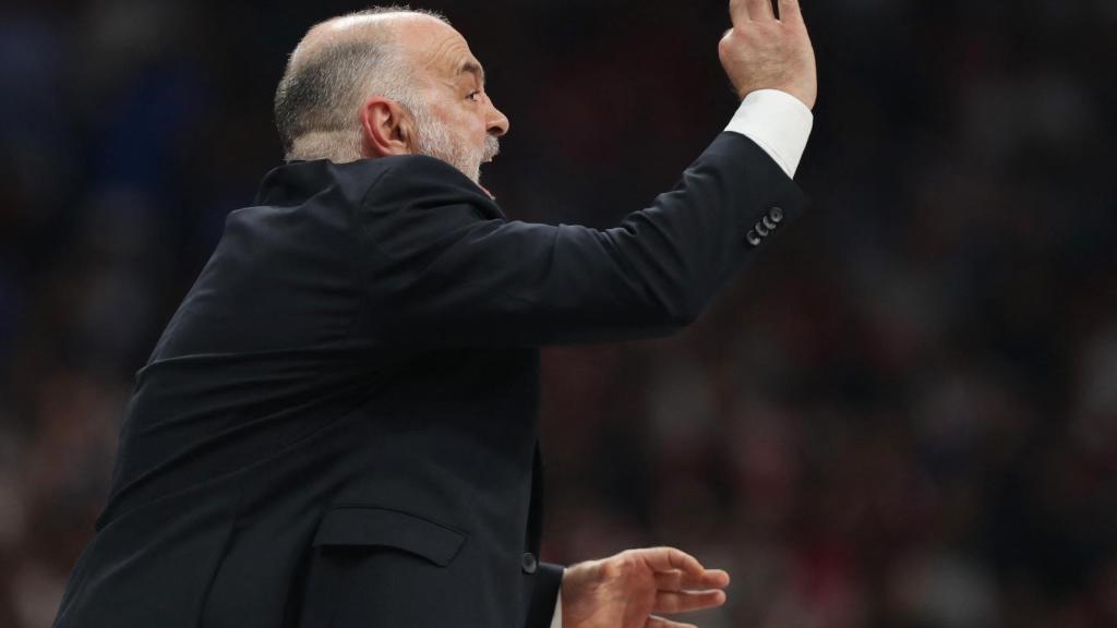 Pablo Laso da instrucciones a los jugadores del Real Madrid durante la final de la Euroliga