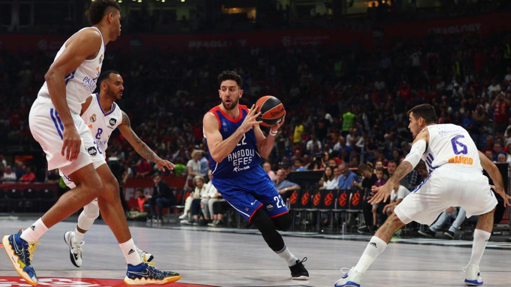 Vasilije Micic entra en la zona del Real Madrid presionado por varios jugadores