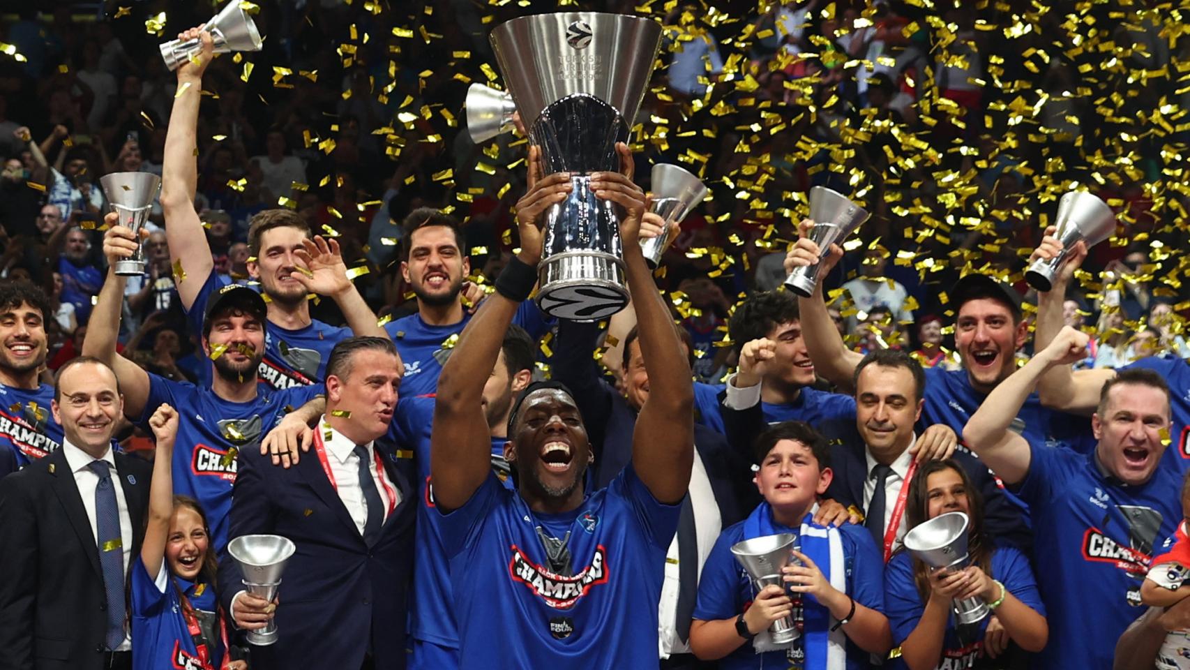 Bryan Dunston levata el título de la Euroliga para Anadolu Efes