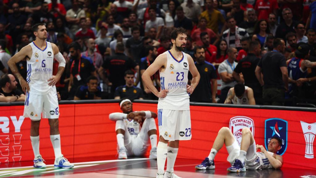 Los jugadores del Real Madrid, hundidos tras caer ante Anadolu Efes