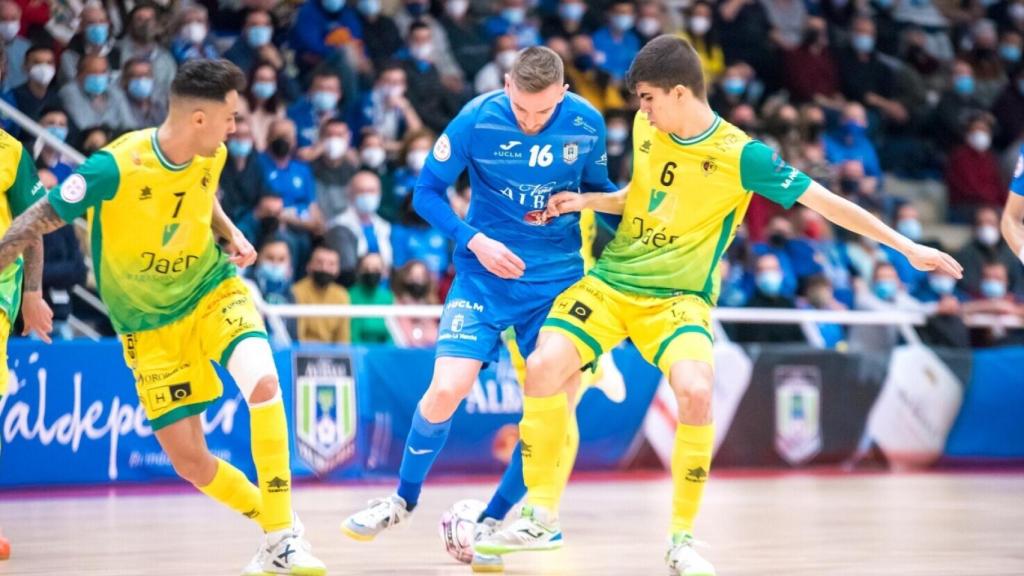 Pugna de balón entre Sergio González, del Viña Albali Valdepeñas, y Antonio, del Jaén FS. Foto: LNFS.