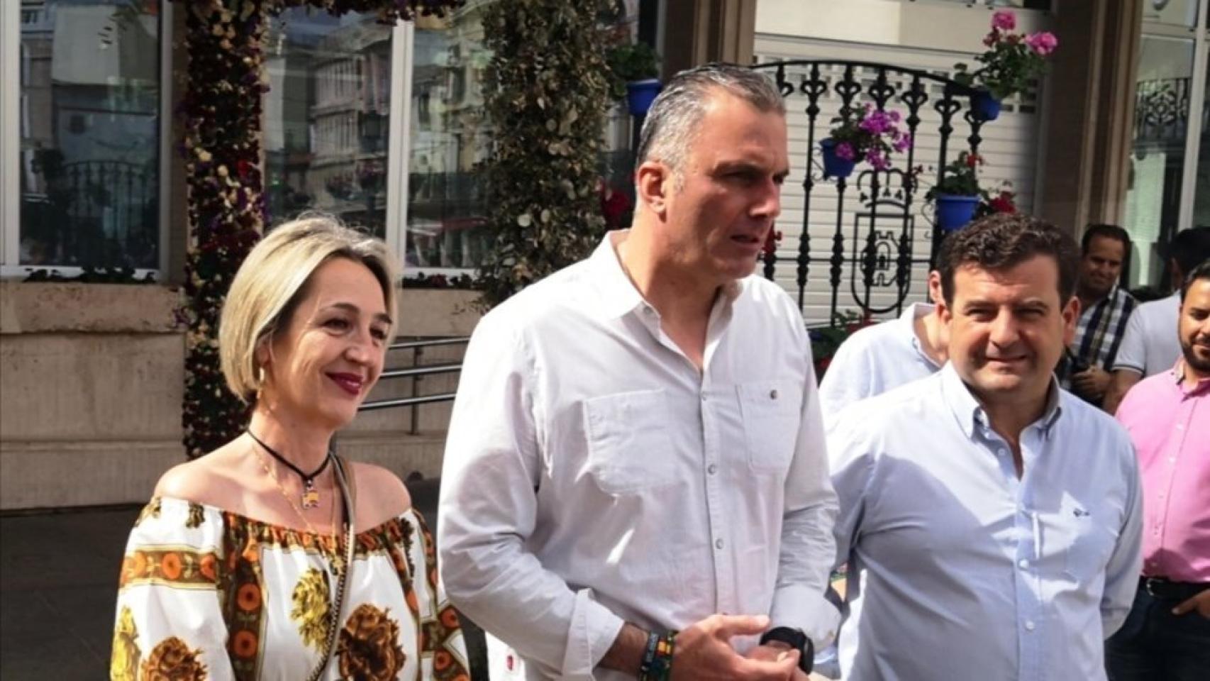 Ortega Smith flanqueado por Inés Cañizares y Ricardo Chamorro, este sábado en Ciudad Real.
