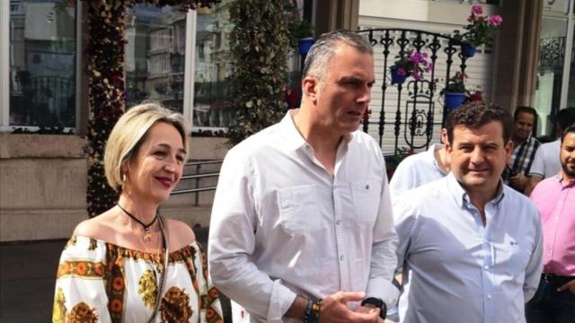 Ortega Smith flanqueado por Inés Cañizares y Ricardo Chamorro,  en Ciudad Real el pasado mes de mayo.