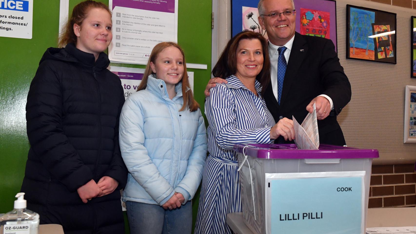 El primer ministro australiano, Scott Morrison, en el momento de votar en las elecciones del país este 21 de mayo
