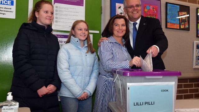 El primer ministro australiano, Scott Morrison, en el momento de votar en las elecciones del país este 21 de mayo